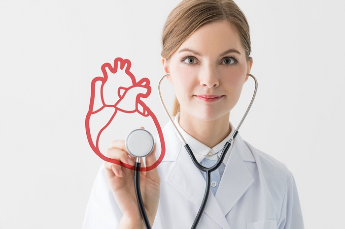 Médica cardiologista realizará exames para identificar o tipo de arritmia cardíaca