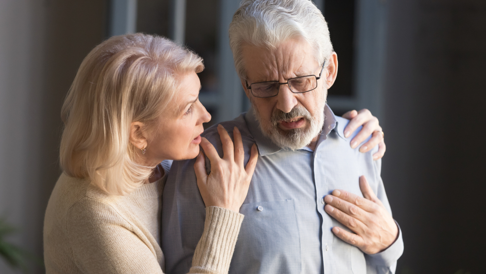 Causas do infarto: Homem com dor no coração