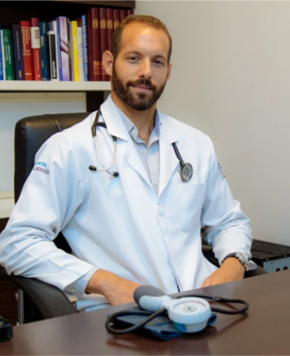 Dr. Henrique Grinberg, cardiologista, em seu consultório em São Paulo