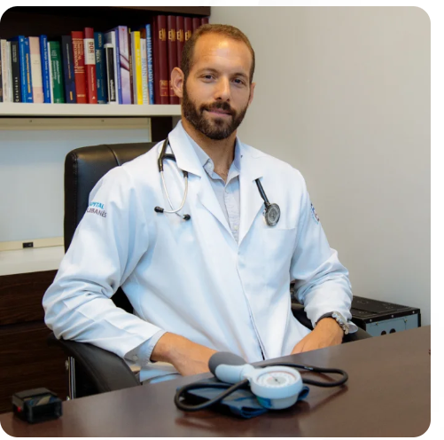 Dr. Henrique Grinberg, cardiologista, em seu consultório em São Paulo