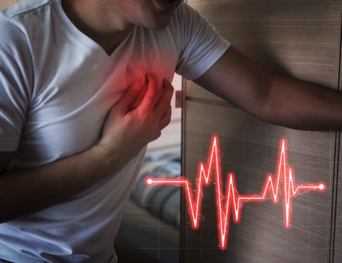 Homem sofre com dores de infarto agudo do miocárdio