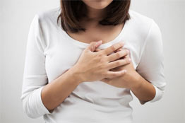 Mulher com dor no peito do infarto agudo do miocárdio