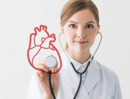 Médica cardiologista realizará exames para identificar o tipo de arritmia cardíaca