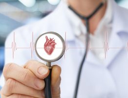 Cardiologista especialista em arritmia mostrando estetoscópio