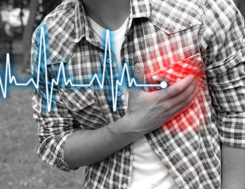 Homem sofre com dores sem saber como evitar doenças cardiovasculares