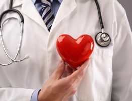 Melhor cardiologista de SP segura um coração