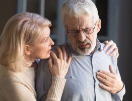 Causas do infarto: Homem com dor no coração